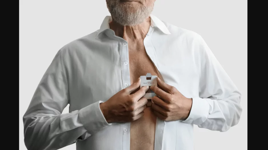 The HeartBeam AIMIGo device is approximately the size of a credit card and uses the company’s patented 3D vectorelectrocardiography (3D VECG) technology to capture signals from three different projections and deliver a synthesized 12-lead ECG. 